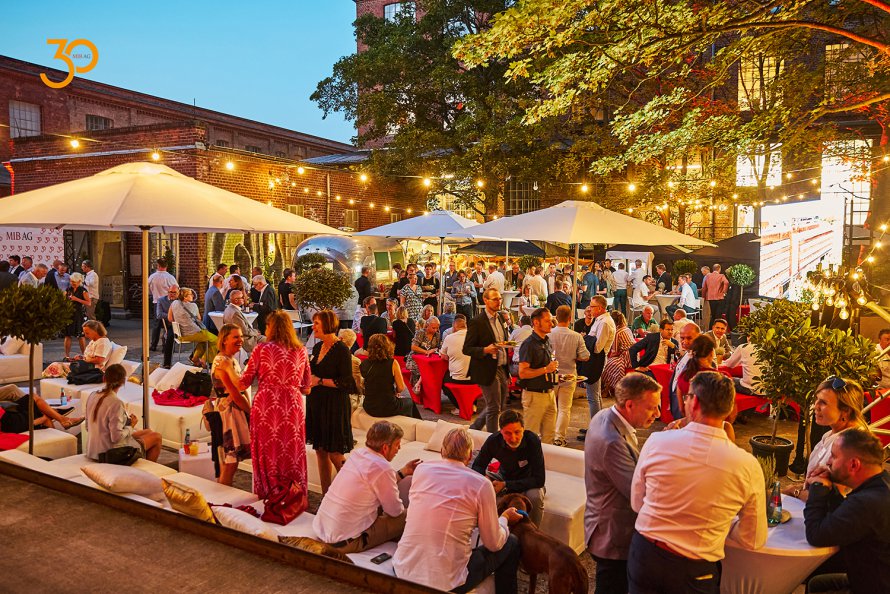 30 Jahre MiB AG Fest in beleuchtetem Innenhof