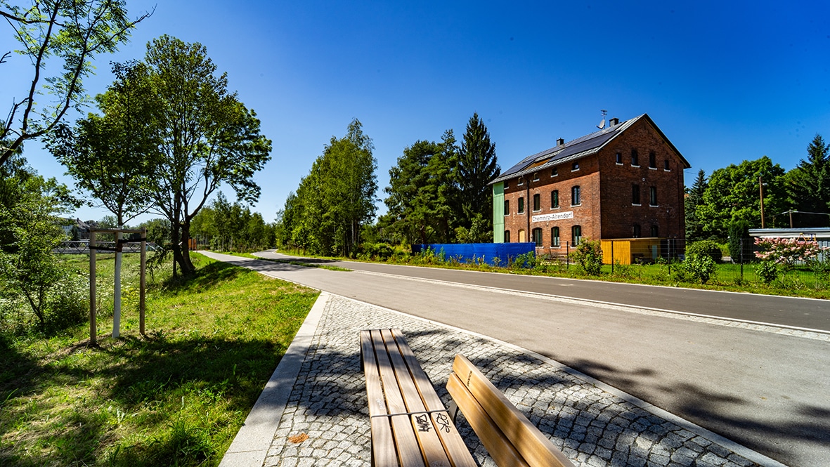 Blick auf ein altes Gebäude des ehemaligen Bahnhofs Chemnitz-Altendorf